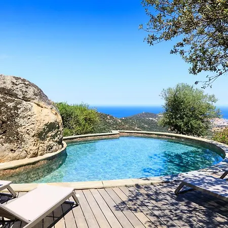 U Piazzale Santa-Reparata-di-Balagna