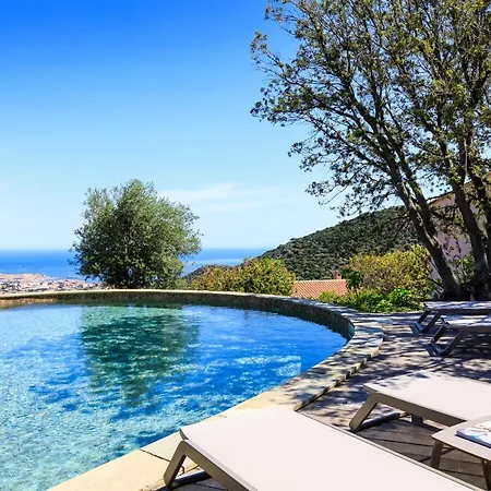 U Piazzale Villa Santa-Reparata-di-Balagna