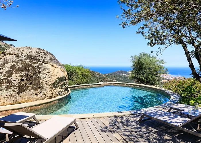 U Piazzale Santa-Reparata-di-Balagna